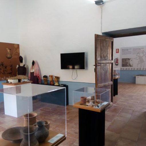 Exposción de material arqueológico en el museo de Olocau