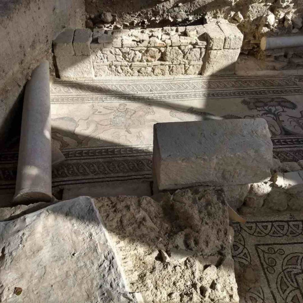 Pasillo en fase de excavación de la zona noble de la villa con mosaicos de escenas de caza