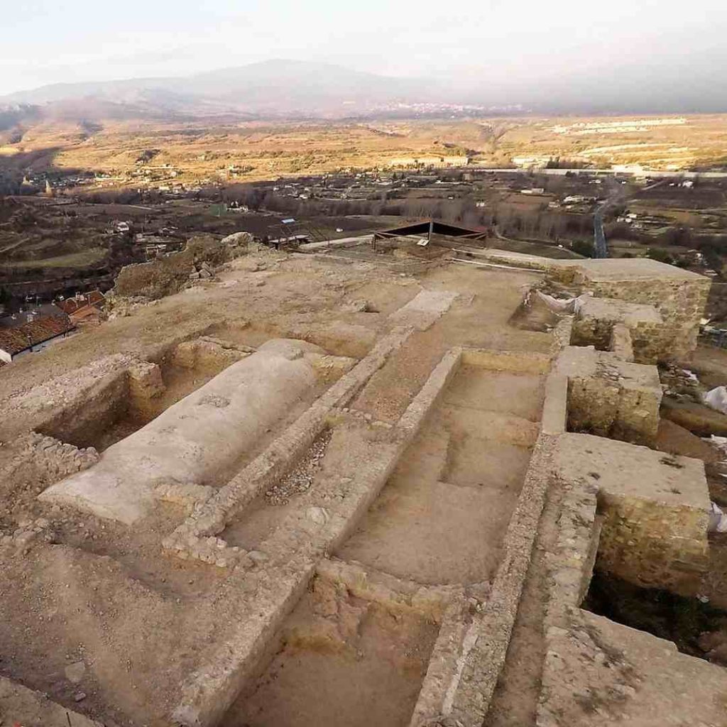 Excavaciones arqueológicas del Castillo de Nalda con imagen de la cisterna