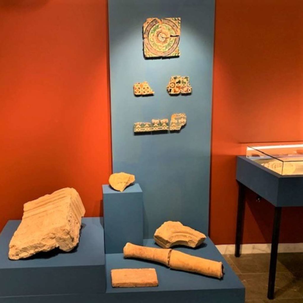 Elementos arquitectónicos y decorativos recuperados en las campañas de excavación arqueológica