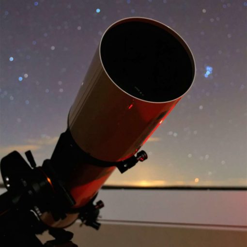 Telescopio enfocando del Centro Astronómico de Tiedra