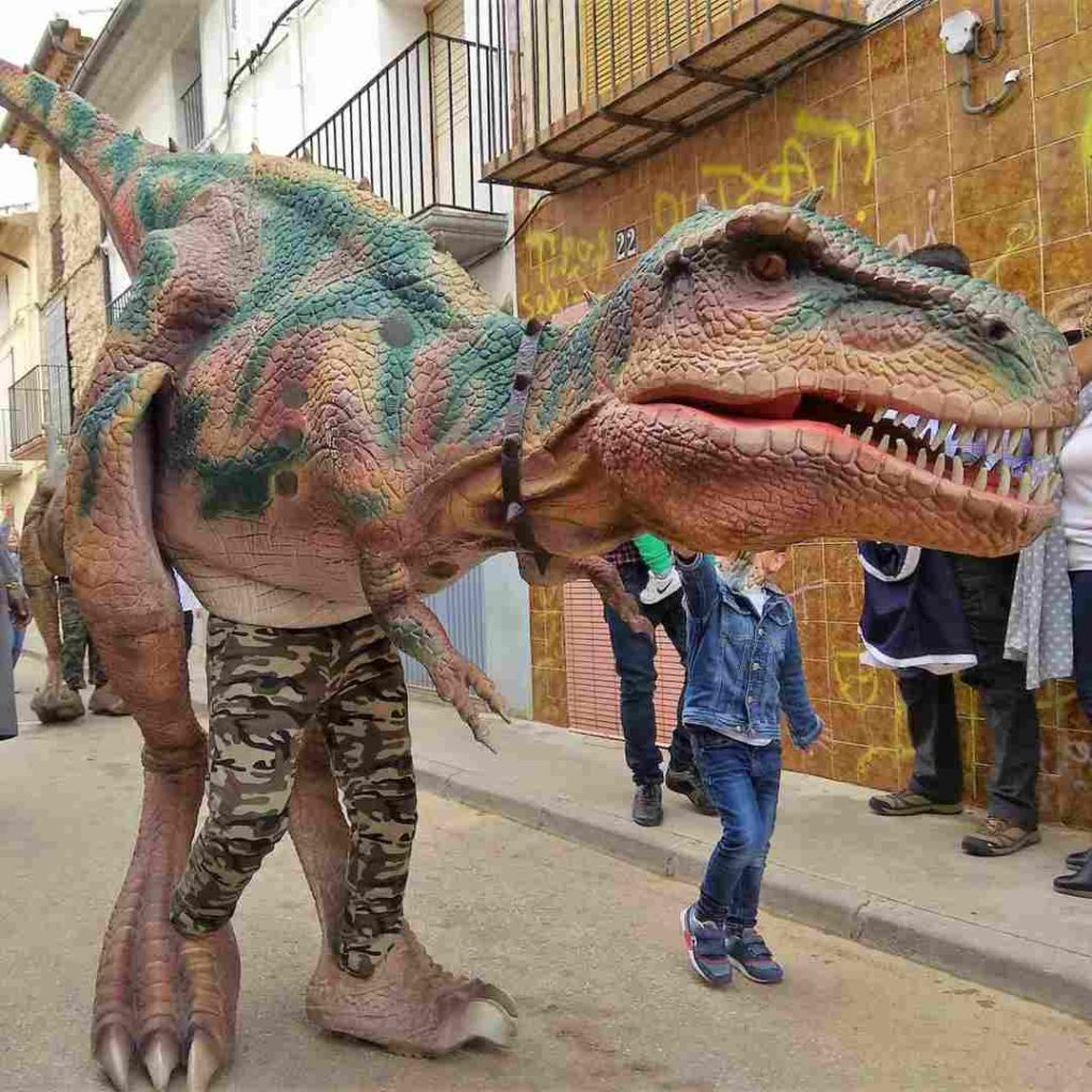 Dinosaurios en Vivo y los primeros pobladores en Tírig