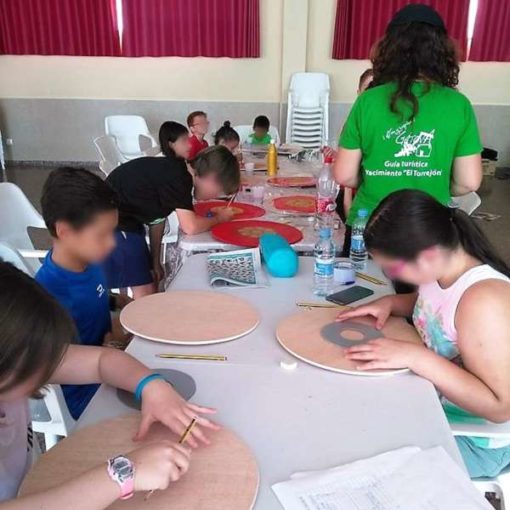 Niños realizando actividades educativas en el yacimiento de El Torrejón de Gatova