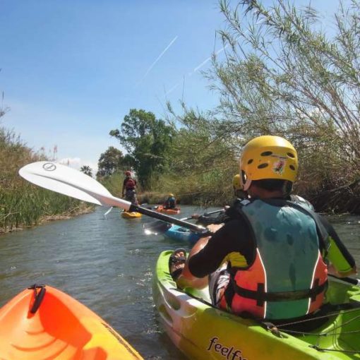 Kayak remando en el río Turia