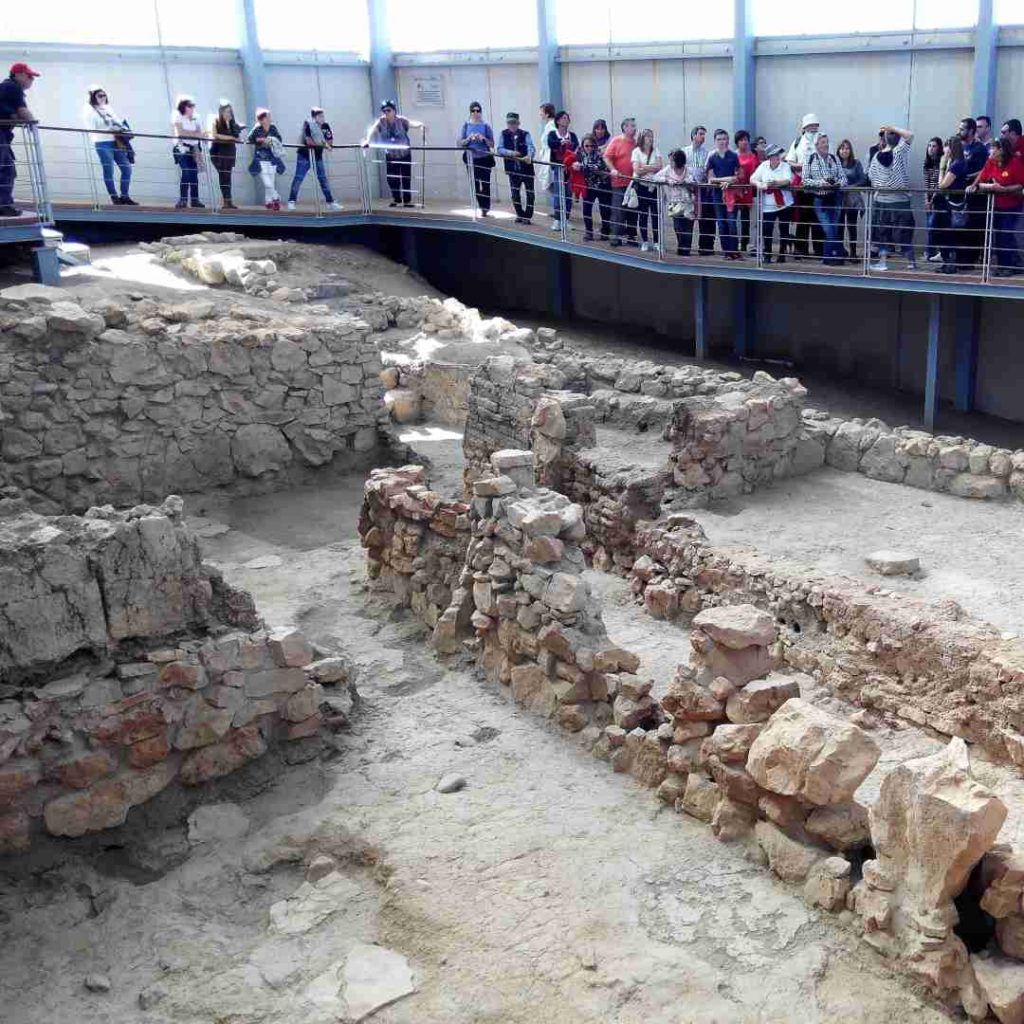 Visitantes en el yacimiento arqueológico de Libisosa en Lezuza
