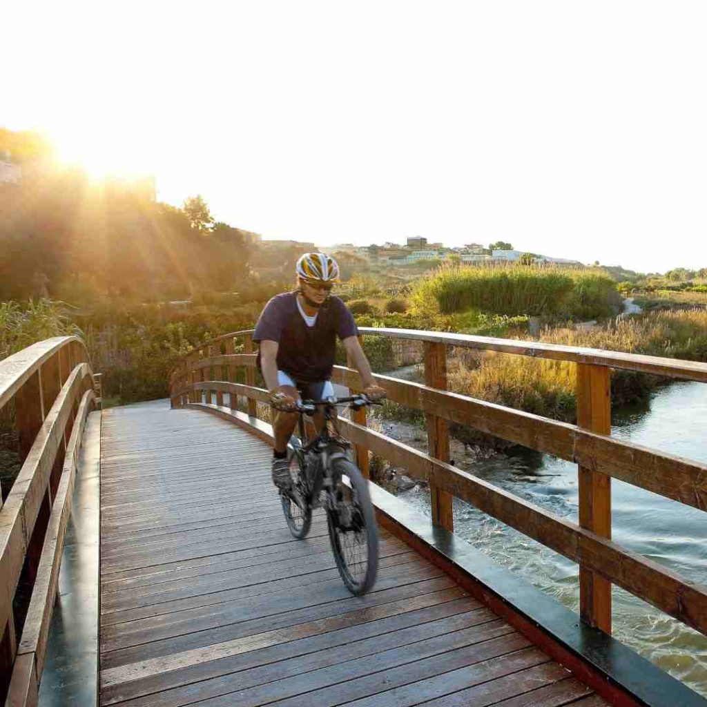 Ciclista por un puente del río Turia