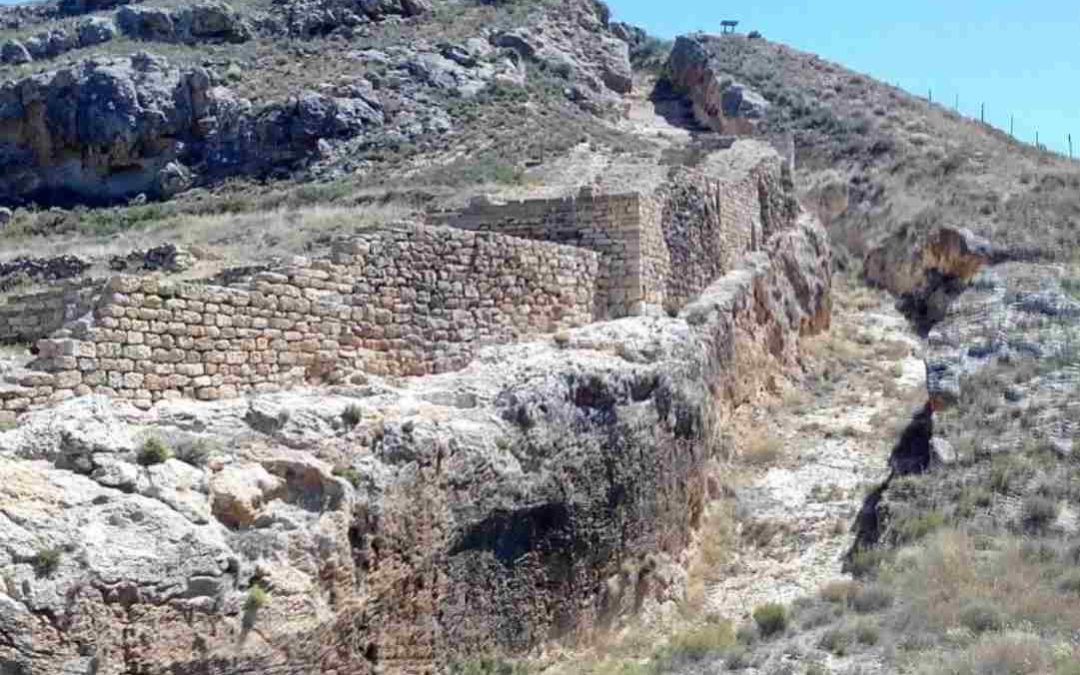 Foso y muralla defensiva de Contrebia Leucade