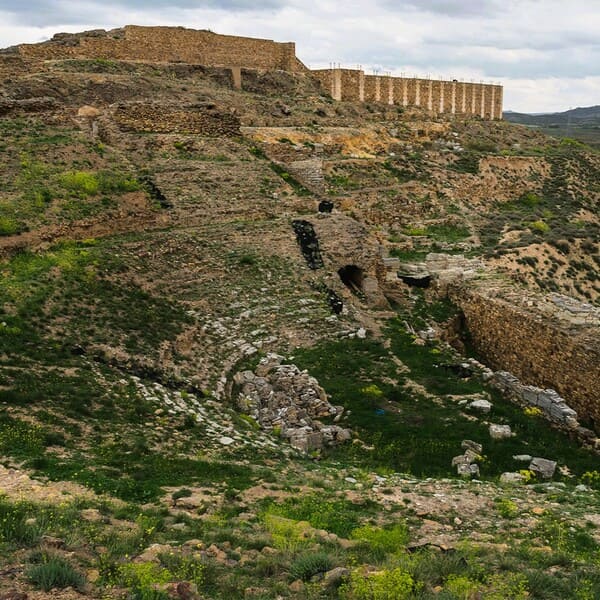 Restos arqueológicos del teatro romano y acropolis de Bilbilis en Calatayud