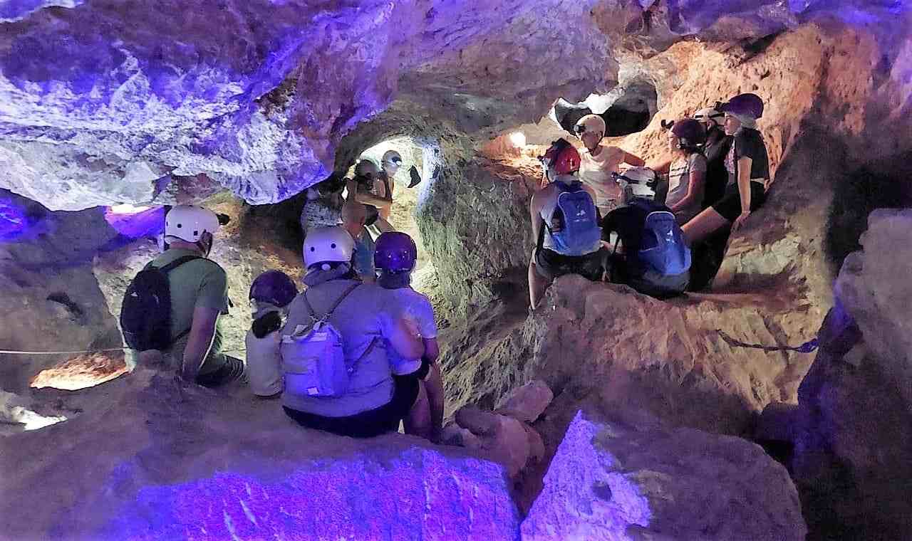 Grupo de visitantes en la mina romana de La Condenada
