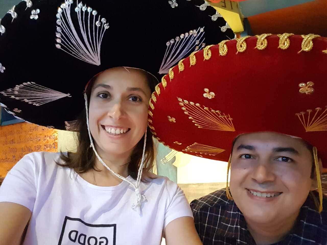 Rebeca e Iradier bloggers con sombrero mariachi