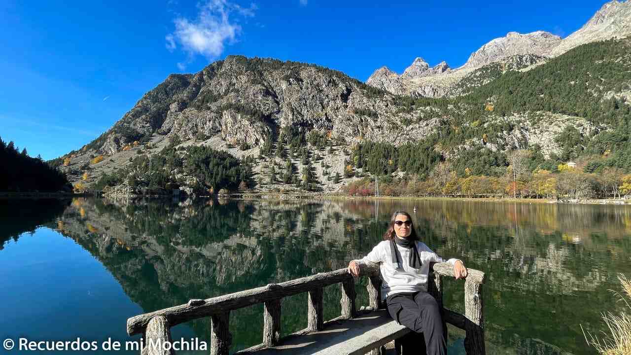 Rebeca junto a un lago en Los Pirineos