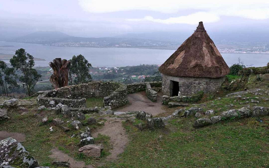 Castro de Santa tecla en A Guarda, restos arqueológicos y cabaña reconstruida