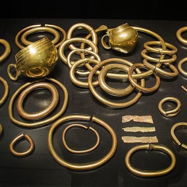 Piezas de oro del Tesoro de Al Silgadas de la Edad del Bronce