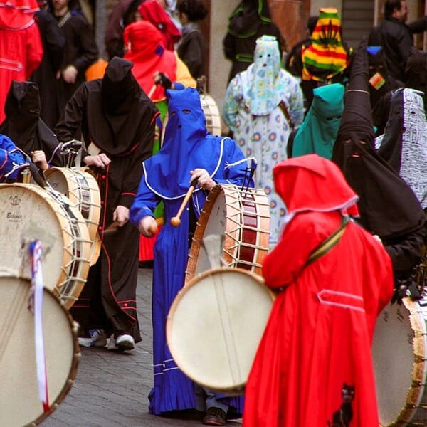 Participantes de la Fiesta del Tambor de Moratalla en la calle tocando el tambor