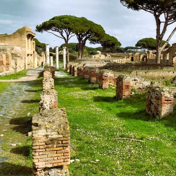 Parque Arqueológico de Ostia Antica ruinas arqueológicas de edificios y calles