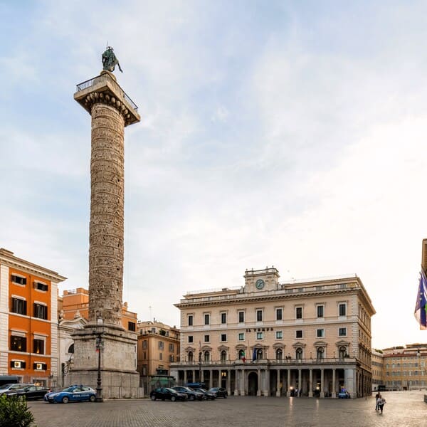 Plaza con la Columna de Marco Aurelio y Palacio de Gobierno