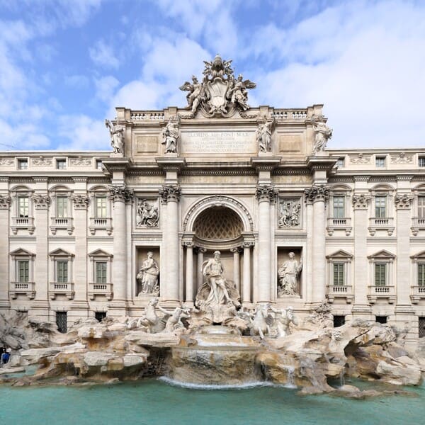 Fachada con esculturas mitológicas de la Fontana de Trevi en Roma